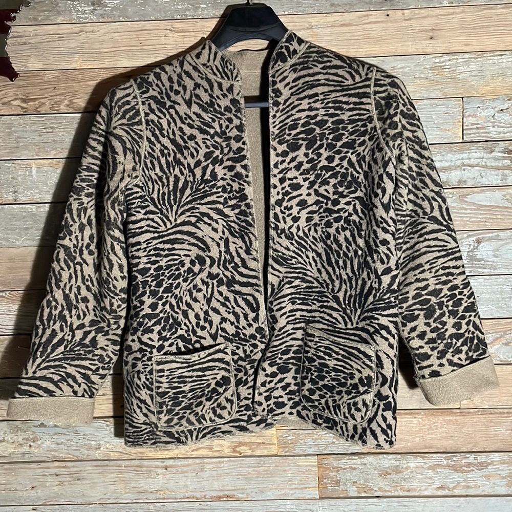2 in 1 reversible sweater, feels like fleece, has no tag, medium in size